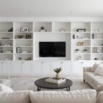 Front view of a minimalist living room with built-in shelves and organized dรฉcor